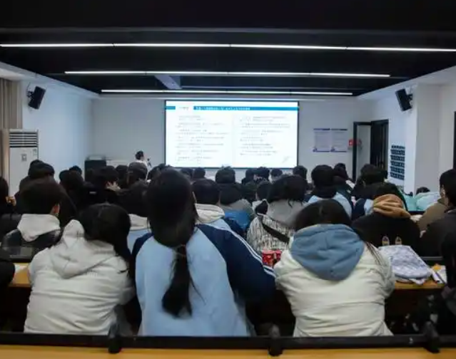 心理环境给后进生以鼓舞和希望也能使教育的力量和作用充分发